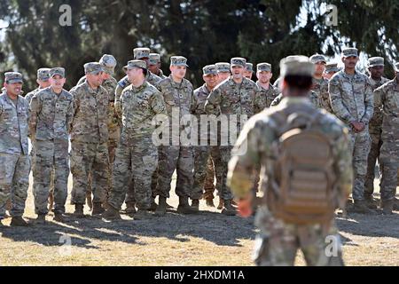 Grafenwoehr, Germania. 11th Mar 2022. Soldati dell'esercito DEGLI STATI UNITI. Il primo Ministro Dr. Markus Soeder visita l'area di addestramento militare degli Stati Uniti Grafenwoehr, sede del comando di addestramento militare 7th il 11th marzo 2022. Credit: dpa Picture Alliance/Alamy Live News Foto Stock