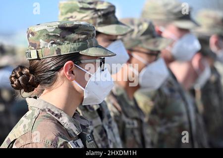 Grafenwoehr, Germania. 11th Mar 2022. Soldati dell'esercito DEGLI STATI UNITI. Il primo Ministro Dr. Markus Soeder visita l'area di addestramento militare degli Stati Uniti Grafenwoehr, sede del comando di addestramento militare 7th il 11th marzo 2022. Credit: dpa Picture Alliance/Alamy Live News Foto Stock