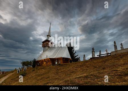 La vecchia cappella di legno di Viscau in Romania Foto Stock