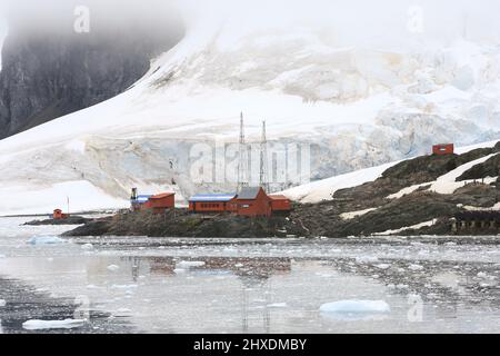 La base Antartica marrone di Almirante è stata fondata dall'Argentina nel 1951 su Paradise Bay, Penisola Antartica, ed è una base di ricerca scientifica. Foto Stock