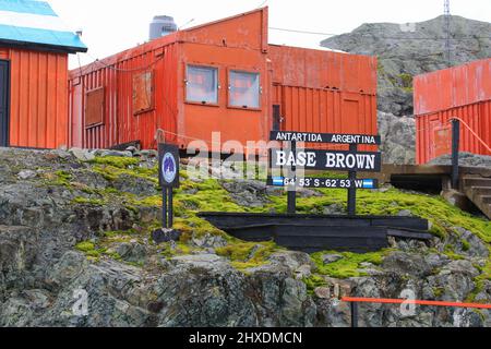 Cartello marrone base alla base Antartica marrone Almirante. Questa base di ricerca è stata fondata dall'Argentina nel 1951 su Paradise Bay, penisola antartica. Foto Stock