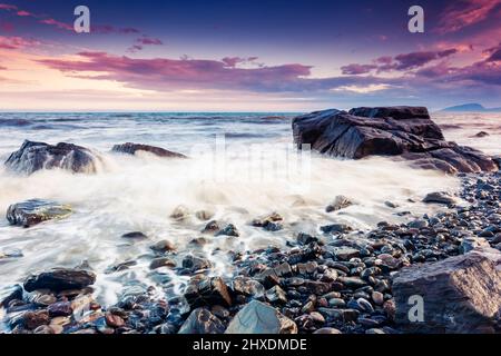 Majestic estate tramonto sul mare in tempesta. Drammatico cielo nuvoloso. Crimea, Ucraina, l'Europa. Bellezza Mondo. Foto Stock