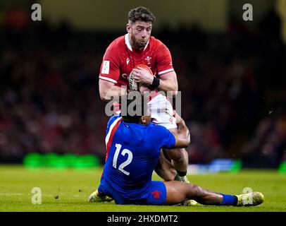 Alex Cuthbert del Galles viene affrontato da Jonathan Danty in Francia durante la partita Guinness Six Nations al Principality Stadium di Cardiff. Data foto: Venerdì 11 marzo 2022. Foto Stock