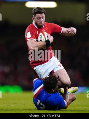 Alex Cuthbert del Galles viene affrontato da Jonathan Danty in Francia durante la partita Guinness Six Nations al Principality Stadium di Cardiff. Data foto: Venerdì 11 marzo 2022. Foto Stock