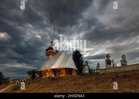 La vecchia cappella di legno di Viscau in Romania Foto Stock