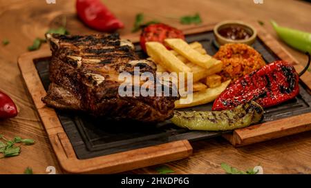 Shot di prodotto professionale di piatto da portata di carne sul tavolo Foto Stock