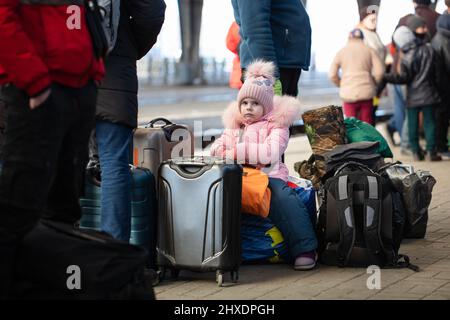 Lviv, Ucraina - 11 marzo 2022: Rifugiati ucraini nella stazione ferroviaria di Lviv in attesa di un treno per fuggire in Europa durante la guerra russa Foto Stock