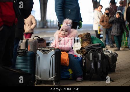 Lviv, Ucraina - 11 marzo 2022: Rifugiati ucraini nella stazione ferroviaria di Lviv in attesa di un treno per fuggire in Europa durante la guerra russa Foto Stock
