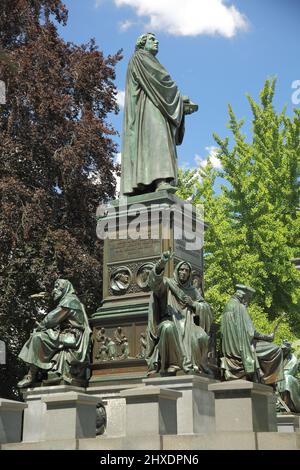 Statua di Martin Lutero al Lutero Memorial a Worms, Renania-Palatinato, Germania Foto Stock