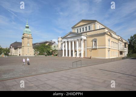 Karolienplatz con archivi di Stato neoclassici e Museo di Stato a Darmstadt, Assia, Germania Foto Stock