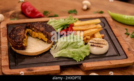 Shot di prodotto professionale di piatto da portata di carne sul tavolo Foto Stock