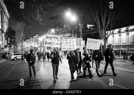 Tbilisi, Georgia - 1st marzo, 2022: : Centinaia di persone stanno per il popolo ucraino contro l'attacco e l'invasione delle truppe russe sull'Ucraina Foto Stock