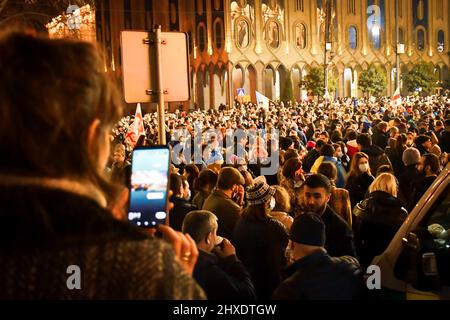 Tbilisi, Georgia - 1st marzo, 2022: Tipo di persona sul touch screen sullo smartphone per inviare notizie feed aggiornamento in protesta. L'esercito russo entrò in Ukrai Foto Stock