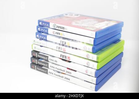 Una varietà di videogiochi FIFA di anni diversi per PlayStation e XBOX Foto Stock