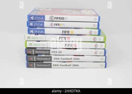 Una varietà di videogiochi FIFA di anni diversi per PlayStation e XBOX Foto Stock