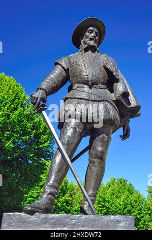 Sir Walter Raleigh statua, scoprire Greenwich Visitor Center, Greenwich, Borough of Greenwich, London, England, Regno Unito Foto Stock