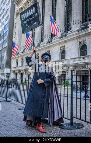 USA. 11th Mar 2022. I membri di una coalizione di organizzazioni della comunità di difesa sanitaria a New York si sono riuniti al di fuori della Borsa di New York, chiedendo ai leader mondiali di porre fine al controllo monopolistico dell'industria farmaceutica internazionale sui vaccini, sui test e sui trattamenti COVID-19 necessari per salvare vite umane e prevenire la prossima variante virale. Il 11 marzo 2022 segna due anni dopo che l'Organizzazione Mondiale della Sanità ha dichiarato COVID-19 una pandemia globale, gli attivisti hanno tenuto morti e raduni in tutto il mondo. (Foto di Erik McGregor/Sipa USA) Credit: Sipa USA/Alamy Live News Foto Stock