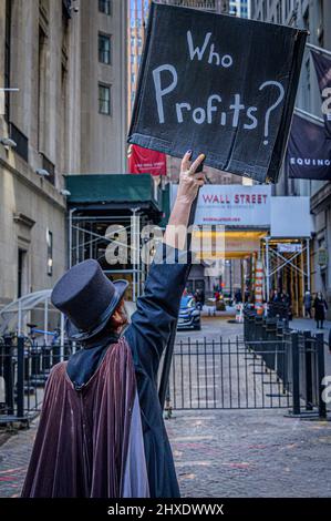 USA. 11th Mar 2022. I membri di una coalizione di organizzazioni della comunità di difesa sanitaria a New York si sono riuniti al di fuori della Borsa di New York, chiedendo ai leader mondiali di porre fine al controllo monopolistico dell'industria farmaceutica internazionale sui vaccini, sui test e sui trattamenti COVID-19 necessari per salvare vite umane e prevenire la prossima variante virale. Il 11 marzo 2022 segna due anni dopo che l'Organizzazione Mondiale della Sanità ha dichiarato COVID-19 una pandemia globale, gli attivisti hanno tenuto morti e raduni in tutto il mondo. (Foto di Erik McGregor/Sipa USA) Credit: Sipa USA/Alamy Live News Foto Stock