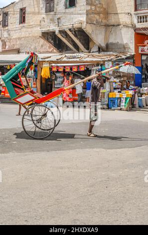 Il malgascio locale ha tirato il rickshaw trasportando il passeggero in Toliara, Madagascar, Africa Foto Stock