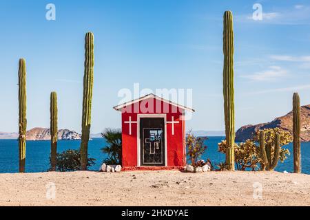 Playa el Burro, Mulegé, Baja California sur, Messico. Un piccolo santuario cattolico sul mare di Cortez. Foto Stock