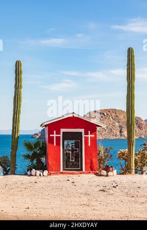 Playa el Burro, Mulegé, Baja California sur, Messico. Un piccolo santuario cattolico sul mare di Cortez. Foto Stock