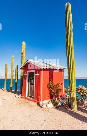 Playa el Burro, Mulegé, Baja California sur, Messico. Un piccolo santuario cattolico sul mare di Cortez. Foto Stock