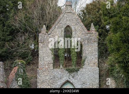 vecchio e storico edificio che è caduto in rovina e ha edera crescente attraverso una finestra Foto Stock