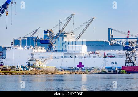 La USNS Comfort, una nave ospedale della Marina, è attraccata per le riparazioni al cantiere navale dell'Alabama, 10 marzo 2022, a Mobile, Alabama. Foto Stock