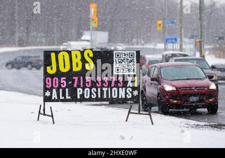 Toronto, Canada. 11th Mar 2022. Un bordo di lavoro è visto su una strada a Toronto, Ontario, Canada, il 11 marzo 2022. Il tasso di disoccupazione del Canada è sceso al 5,5 per cento nel febbraio 2022, inferiore al 5,7 per cento nel febbraio 2020 e simile al record minimo del 5,4 per cento osservato nel maggio 2019, Statistics Canada ha detto Venerdì. Credit: Zou Zheng/Xinhua/Alamy Live News Foto Stock