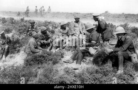 Ufficiali britannici interrogano i prigionieri turchi a Capo Helles durante la terza battaglia di Krithia, parte della battaglia di Gallipoli, 1915. Foto Stock