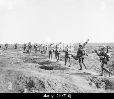 La battaglia di Morval, Somme, Francia. Un cablaggio britannico partito che trasportano i loro attrezzi andando fino alla linea del fronte. Foto Stock