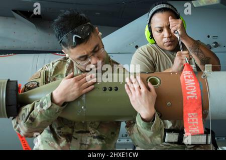 Base dell'aeronautica di Eglin, Florida, USA. 25th Feb 2022. Un team di 96th Aircraft Maintenance Squadron Blue assicura il sistema di guida su un GBU-12 durante la competizione annuale di carico di armi dello squadrone Febbraio 25 alla base dell'aeronautica Eglin, Fl. la gara rapida mette alla prova la conoscenza e la competenza degli Airmen. L'equipaggio di carico vincente sarà annunciato in occasione del banchetto Maintenance Professionals of the Year di aprile. Credit: U.S. Air Force/ZUMA Press Wire Service/ZUMAPRESS.com/Alamy Live News Foto Stock