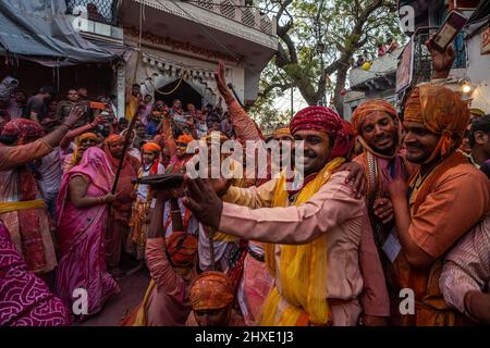 11 marzo 2022, Barsana, Uttar Pradesh, India: È una variante del festival indù di Holi. Si svolge giorni prima dell'attuale Holi nelle vicine città di Barsana e Nandgaon a Uttar Pradesh. Il festival coinvolge colpire la gente con i bastoni. La storia dietro questo risale al dio Indù Krishna, ha visitato il villaggio di Radha in questo giorno e ha scherzato lei e i suoi amici. Prendendo'‹ per offesa a questo, le donne di Barsana lo inseguirono. In sintonia con la storia, gli uomini di Nandgaon visitano la città di Barsana ogni anno, solo per essere accolti da bastoni delle donne Foto Stock