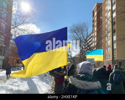 Ottawa, Canada - 27 febbraio 2022: Rally a sostegno dell'Ucraina contro la guerra. Protesta e marcia contro l'invasione russa. Persone con bandiere ucraine Foto Stock