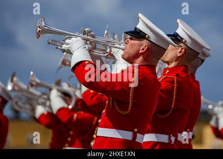 San Diego, California, Stati Uniti. 5th Mar 2022. I Marines degli Stati Uniti con i tamburi marini e il corpo di Bugle, il distaccamento del colore della battaglia, le baracche marine Washington, DC, si esibiscono durante la celebrazione centennale al deposito di reclutamento del corpo marino (MCRD) San Diego, 5 marzo 2022. L'evento commemora la fondazione del Marine Corps Recruit Depot di San Diego nel 1921, e consisteva in esibizioni da parte del Marine Corps Silent Drill Platoon degli Stati Uniti, il Marine Drum & Bugle Corps, e una cerimonia di taglio del nastro all'esterno del Command Museum. Credit: U.S. Marines/ZUMA Press Wire Service/ZUMAPRESS.com/Alamy Live News Foto Stock