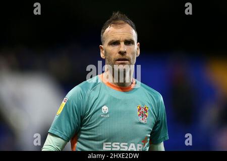 Birkenhead, Regno Unito. 11th Mar 2022. Il portiere di Tranmere Rovers Joe Murphy guarda avanti. EFL Skybet Football League Two match, Tranmere Rovers v Mansfield Town at Prenton Park, Birkenhead, Wirral venerdì 11th marzo 2022. Questa immagine può essere utilizzata solo a fini editoriali. Solo per uso editoriale, licenza richiesta per uso commerciale. Nessun uso in scommesse, giochi o un singolo club/campionato/giocatore publications.pic di Chris Stading/Andrew Orchard sport fotografia/Alamy Live News credito: Andrew Orchard sport fotografia/Alamy Live News Foto Stock