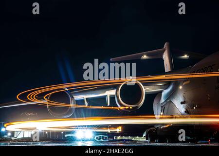 Eielson Air Force base, Alaska, USA. 1st Mar 2022. A C-17 Globemaster III dalla 145th Airlift Wing si prepara a scaricare le attrezzature missilistiche di difesa per l'esercizio Arctic Edge alla base dell'aeronautica Eielson, Alaska, 1 marzo 2022. Arctic Edge 2022 è il più grande esercizio congiunto in Alaska, con circa 1.000 addestramento del personale militare degli Stati Uniti accanto ai membri delle forze armate canadesi. Credit: U.S. Air Force/ZUMA Press Wire Service/ZUMAPRESS.com/Alamy Live News Foto Stock