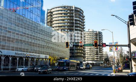 STAMFORD, CT, USA - 11 MARZO 2022: Architettura con vista sulla strada vicino ad Atlantic Street in bella giornata di sole con cielo blu Foto Stock