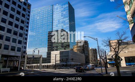 STAMFORD, CT, USA - 11 MARZO 2022: Architettura moderna con vista sulla strada vicino ad Atlantic Street in bella giornata di sole con cielo blu Foto Stock