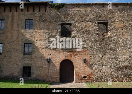 Facciata rustica del Castello dei Marqueses de Villafranca lungo il Camino Frances a Villafranca del Bierzo, Spagna. Questo antico percorso della via o Foto Stock