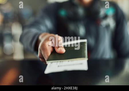 Avere il passaporto. Si sposta. Scatto di una persona irriconoscibile che tiene il suo passaporto al chiuso. Foto Stock