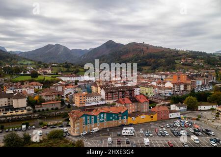 Vista del drone di Cangas de Onis nelle Asturie, Spagna Foto Stock