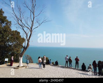 Tunisi. 12th Mar 2022. I turisti godono della vista sul mare nell'attrazione turistica di Sidi Bou Said a Tunisi, Tunisia, 11 marzo 2022. La Tunisia ha attenuato le restrizioni sanitarie sui turisti in arrivo dal marzo 1 e il numero di turisti nelle principali attrazioni è aumentato. Credit: Xinhua/Alamy Live News Foto Stock