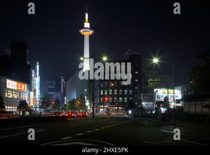 Kyoto, Giappone - 23 novembre 2007: La vista notturna della luminosa guglia di acciaio illuminata della torre di Kyoto circondata dai moderni edifici della compagnia Foto Stock