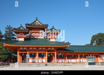 Kyoto, Giappone - 24 novembre 2007: Byakko-ro Tower, il vermiglio luminoso con tetti ricoperti di piastrelle blu-verdi in stile heki-gawara. Esso fiancheggia Daigok Foto Stock