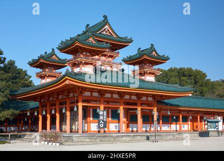 Kyoto, Giappone - 24 novembre 2007: Byakko-ro Tower, il vermiglio luminoso con tetti ricoperti di piastrelle blu-verdi in stile heki-gawara. Esso fiancheggia Daigok Foto Stock