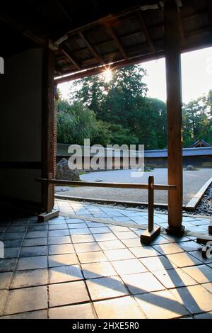 KYOTO, GIAPPONE - 17 OTTOBRE 2007: Il giardino Zen del tempio Ryoan-ji visto dalla terrazza di Hojo, l'ex residenza del prete capo. Kyoto. Giappone Foto Stock