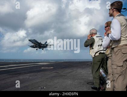 220307-N-UD000-1348 OCEANO ATLANTICO (7 marzo 2022) ADM posteriore. John F. Meier, comandante, Naval Air Force Atlantic, a destra, dirige l'aeromobile come addetto al segnale di atterraggio a bordo della USS George H.W. Bush (CVN 77), 7 marzo 2022. George H.W. Bush sta partecipando ad un'esercitazione della vela del gruppo come parte di un addestramento di routine con il George H.W. Bush Carrier Strike Group (GHWBCSG). GHWBCSG è un sistema integrato di armi da combattimento che offre una capacità di combattimento superiore per scoraggiare e, se necessario, sconfiggere gli avversari americani a sostegno della sicurezza nazionale. Il gruppo sciopero raggiunge la sua missione da proje Foto Stock