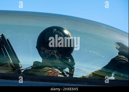 Un pilota della Repubblica di Singapore F-16 Falcon, assegnato al 425th Fighter Squadron, Luke Air Force base, Arizona, si prepara al taxi durante la Red Flag-Nellis 22-2 alla base dell'aeronautica di Nellis, Nevada, marzo. 8, 2022. Il 414th Combat Training Squadron conduce esercizi con bandiera rossa per fornire agli equipaggi l'esperienza di molteplici e intense sortie di combattimento aereo nella sicurezza di un ambiente di addestramento. (STATI UNITI Air Force foto di Airman 1st Classe Josey Blades) Foto Stock