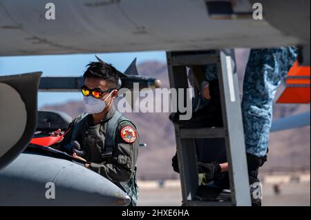 Un pilota della Repubblica di Singapore, assegnato al 425th Fighter Squadron, Luke Air Force base, Arizona, effettua controlli in preflight sulla F-16 Falcon durante la Red Flag-Nellis 22-2 alla base aerea di Nellis, Nevada, 8 marzo 2022. Ci sono 14 unità provenienti da tutte le forze funzionali principali della coalizione, Royal Saudi Air Force e Republic of Singapore Air Forces che partecipano alla bandiera rossa-Nellis 22-2. (STATI UNITI Air Force foto di Airman 1st Classe Josey Blades) Foto Stock